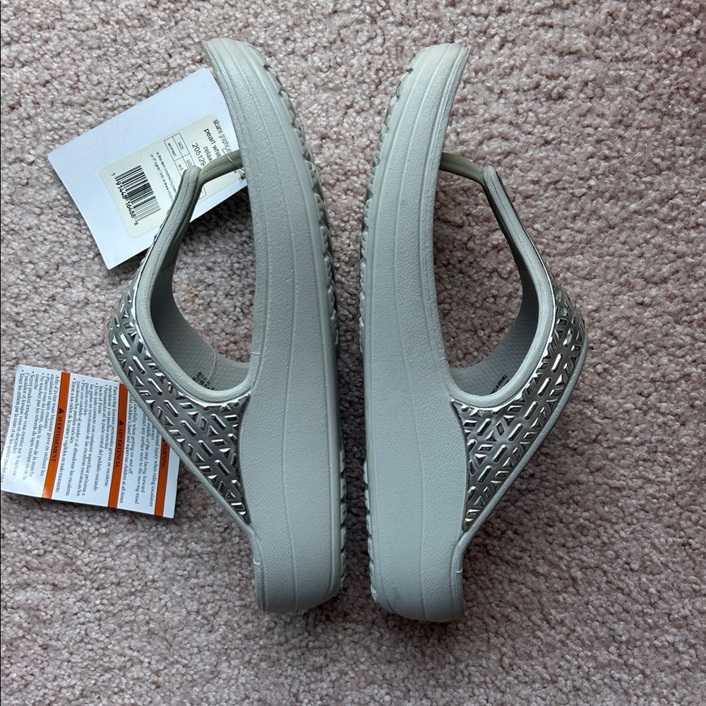 NWT. Crocs Women's Silver Comfort Thong Sandals - Size 8 - Picture 2 of 5